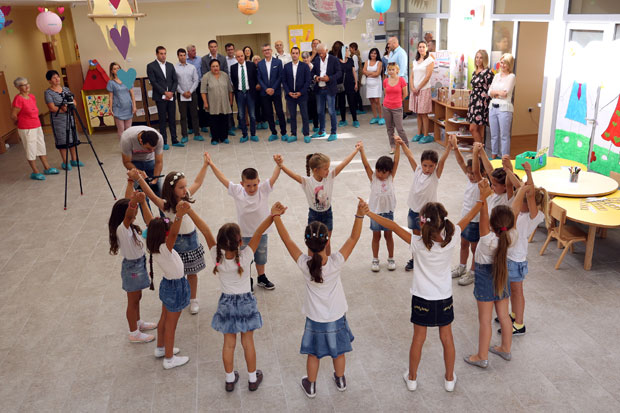 УЛАГАЊЕ У ОБРАЗОВАЊЕ И ДЕЧЈУ ЗАШТИТУ: За школе и вртиће 800 милиона